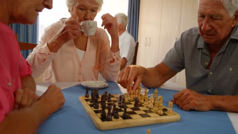 Ältere-Freunde-Spielen-Schach