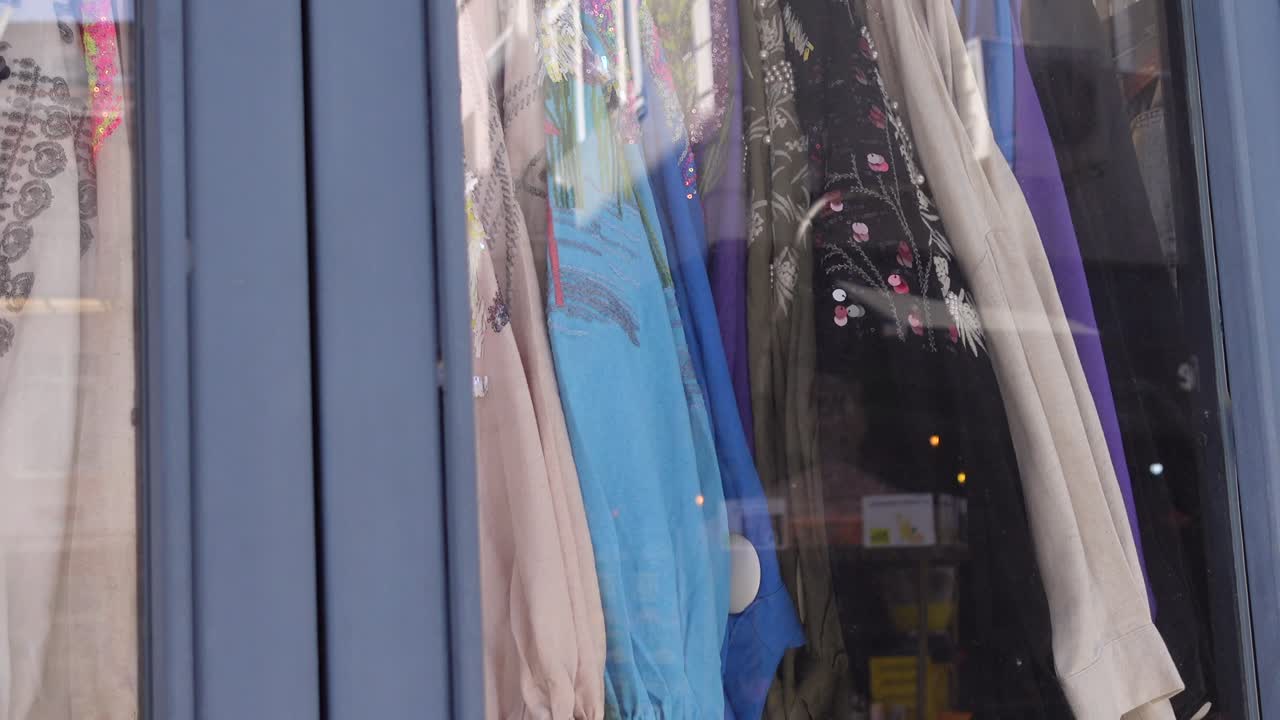 가게 창문 에 옷 을 전시 하는 것