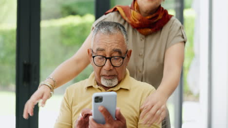 pareja de ancianos aprendiendo a usar el teléfono inteligente