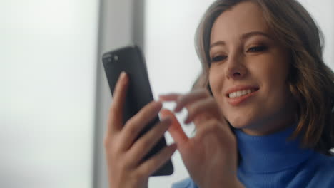 mujer usando un teléfono inteligente