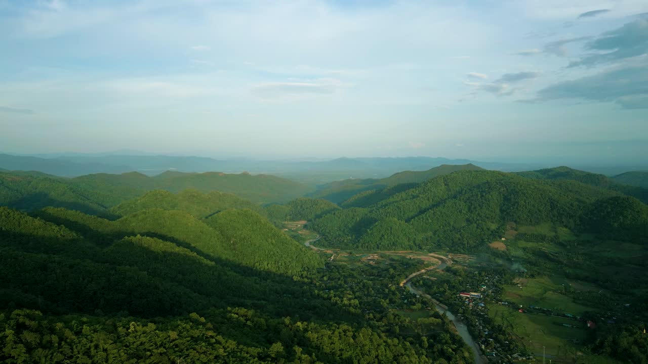 태국 치앙마이의 아름다운 산들 위를 날아다니는 드론의 4k 영화 자연 항공 영상