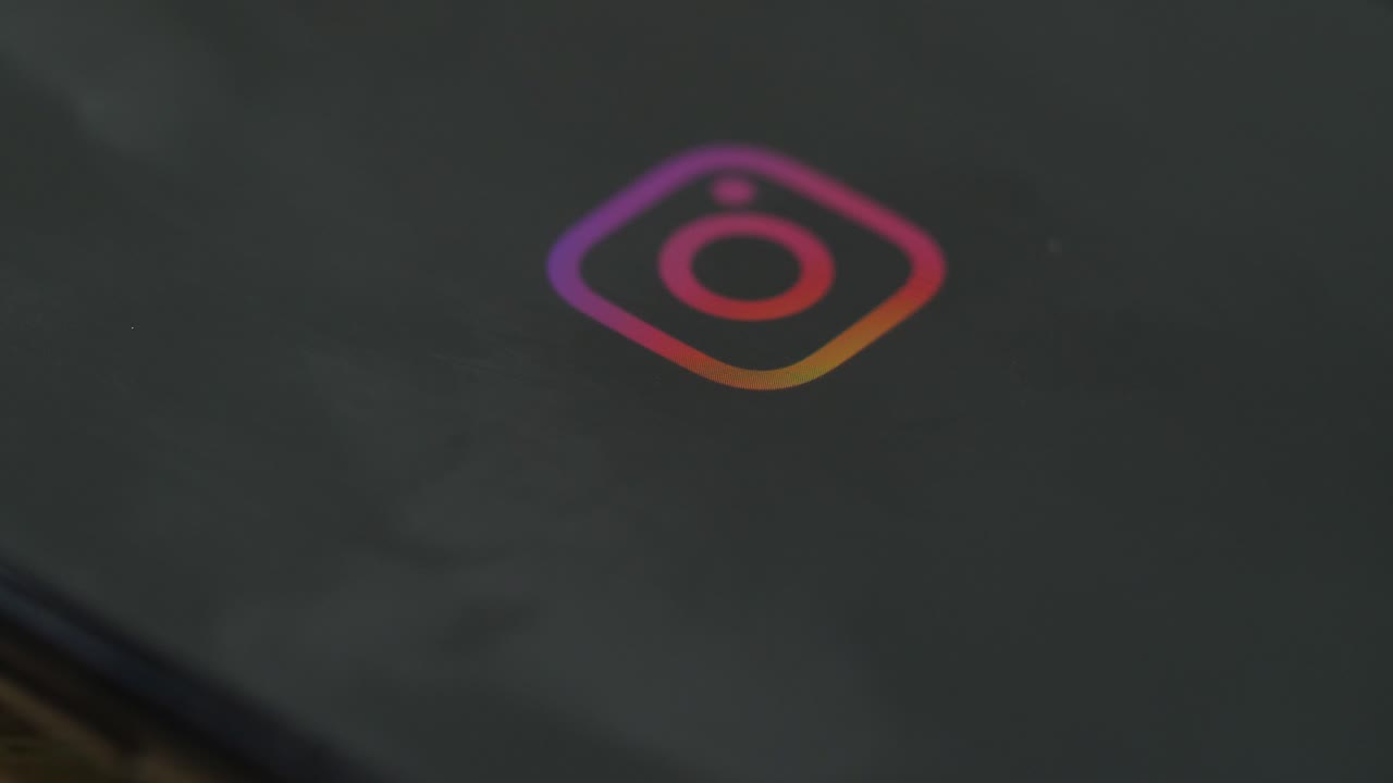 teléfono móvil con aplicaciones de redes sociales