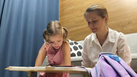 madre ayudando a su hija con los deberes