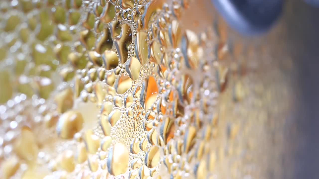 Vista macro ravvicinata della condensa dell'acqua su una superficie di vetro