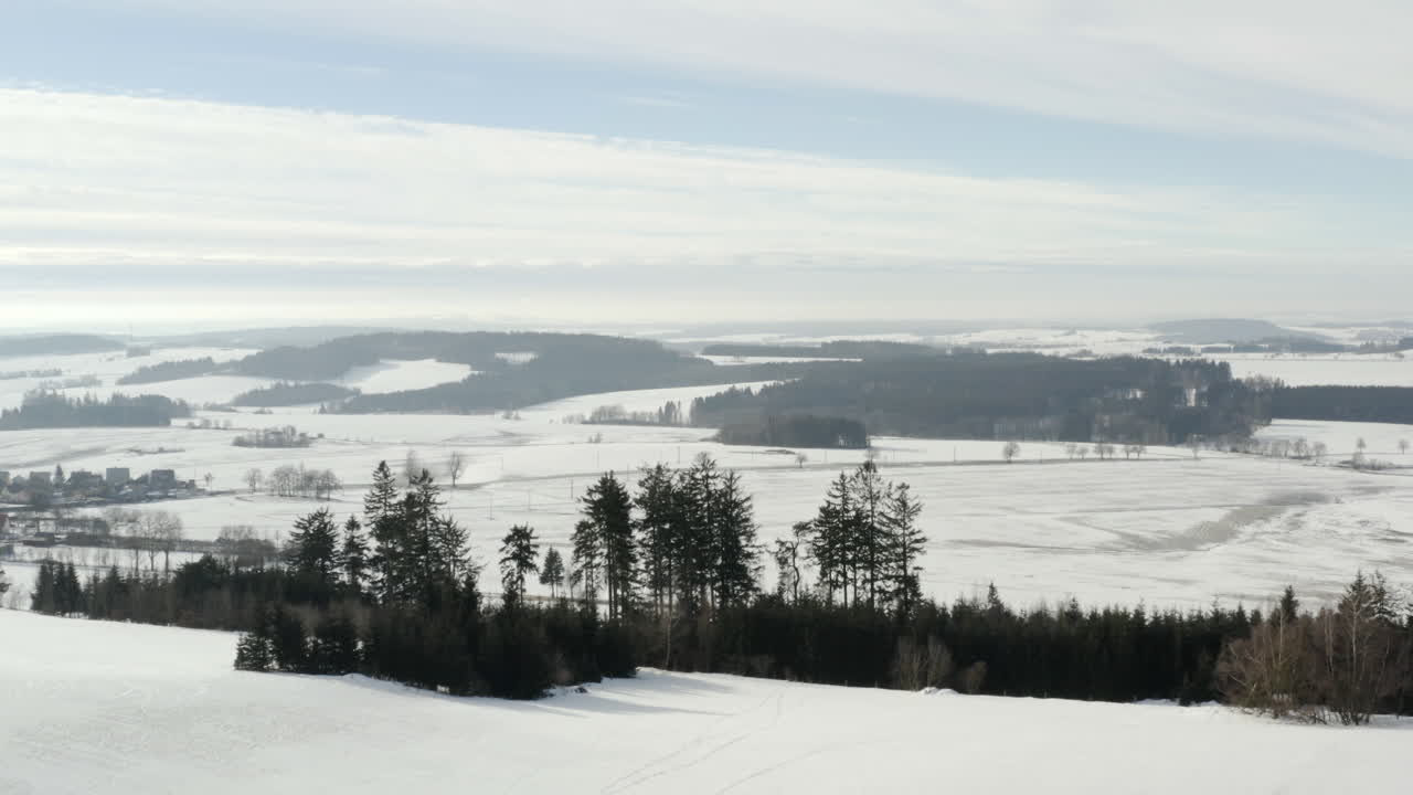 Luftfoto av vakkert vinterlandskap med snødekket jordbruksland og vei