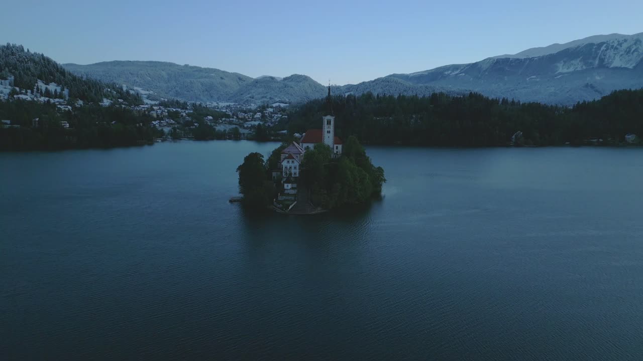 Vista aerea di un isolotto isolato con una chiesa al centro del Lago di Bled.