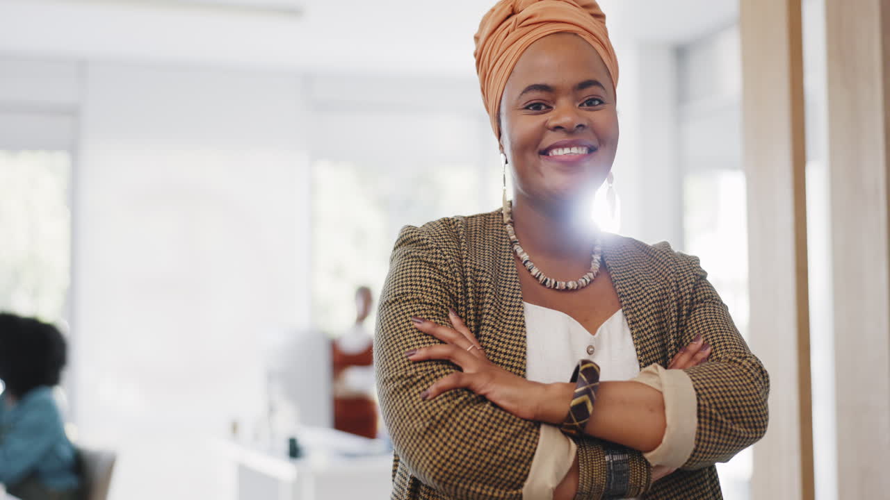 cara, liderazgo y mujer negra con los brazos cruzados