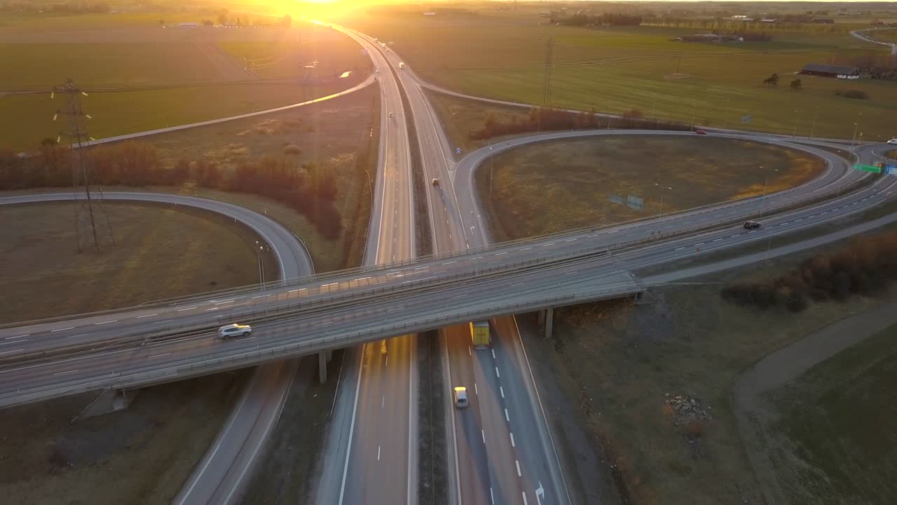 vista aérea de la intersección de la autopista con automóviles de tráfico en movimiento.