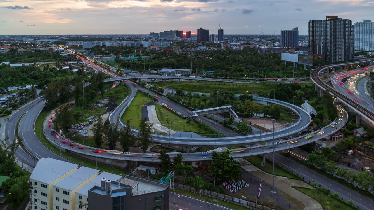 고속도로 교차로 교차로와 방 외의 비는 시간 동안 교통, 저녁 - 시간 지연