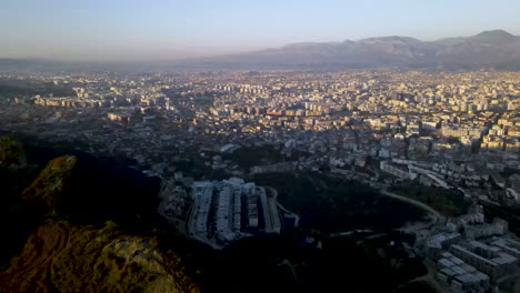 Erstaunliche-Aussicht-Auf-Die-Stadt-Tirane-In-Albanien-Von-Oben-Mit-Drohne