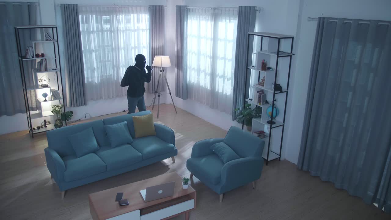 누군가 의 집 에서 걸어다니는 불 을 들고 있는 도 의 cctv 영상