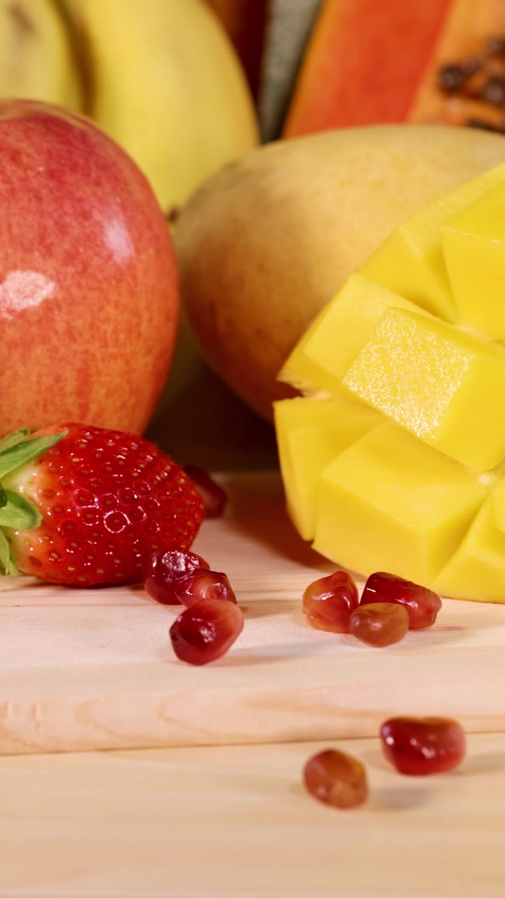 Un vivace assortimento di frutta fresca a fette
