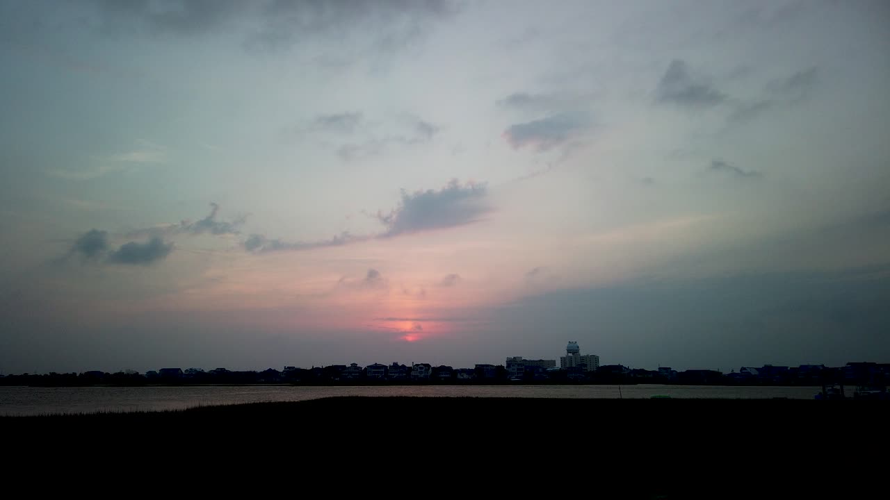 dji osmo pocket sunrise time-lapse en el canal de los bancos en la playa de wrightsville, carolina del norte