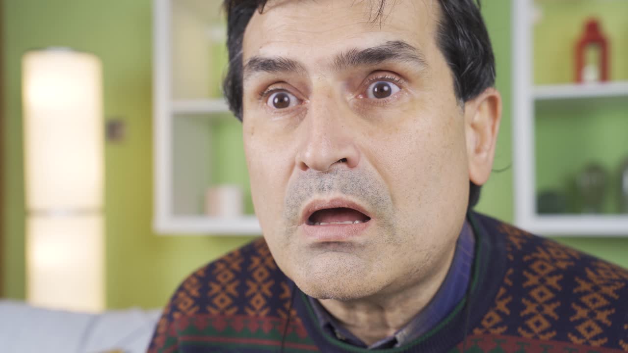 성숙한 남자는  ⁇  놀란 눈으로 쳐다본다.