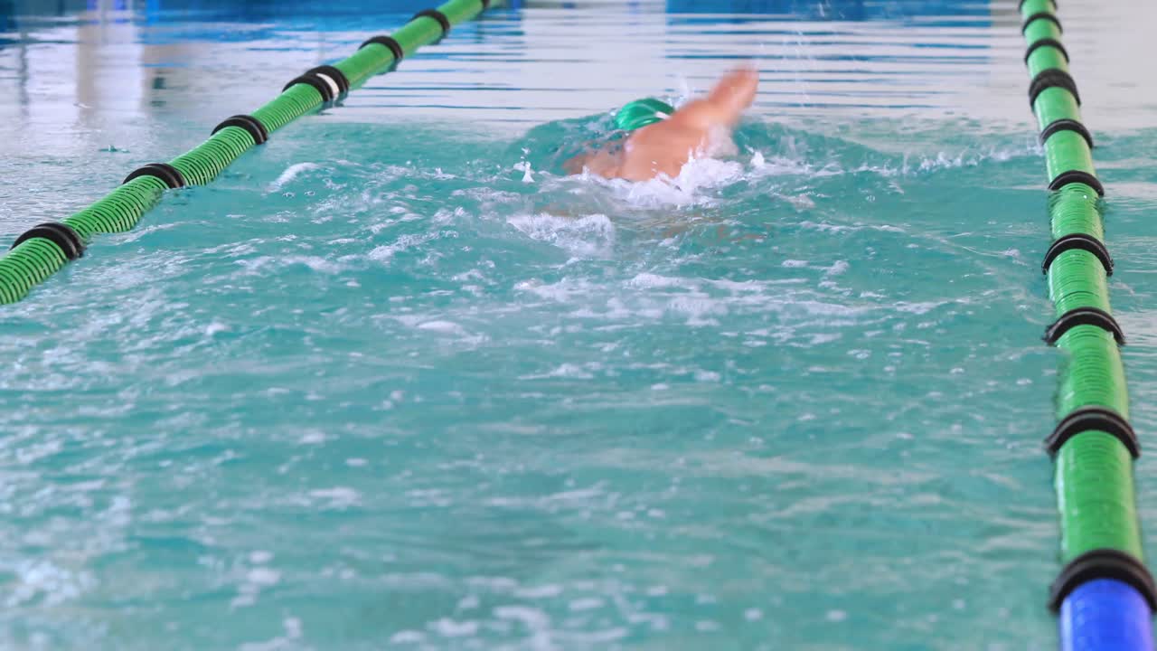 수영장에서 프론트 스트로크를 하는 피트 수영 선수