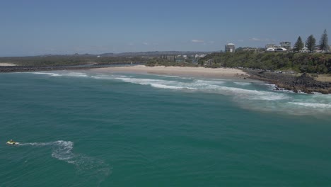 turistas surfeando en las aguas azules de la playa de duranbah en gold coast, queensland, australia
