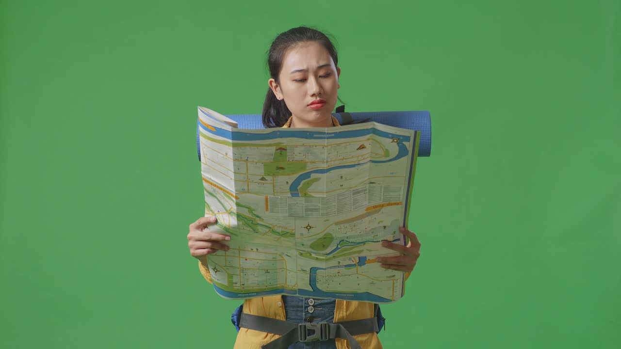 una mujer mirando un mapa.