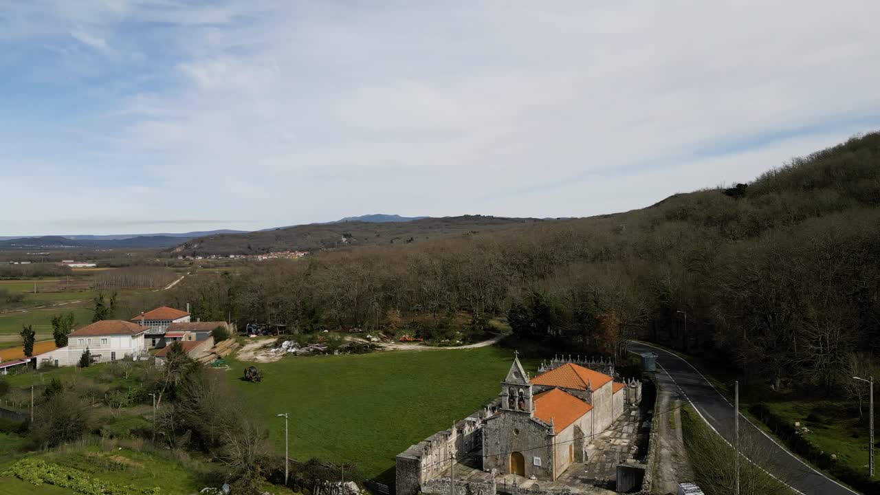 vista aérea de la iglesia de san pedro da pena y el castillo de da pena, xinzo de limia, ourense, galicia, españa