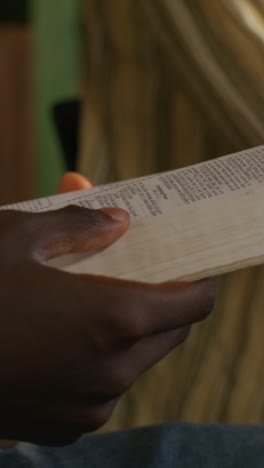 persona que lee un libro de texto