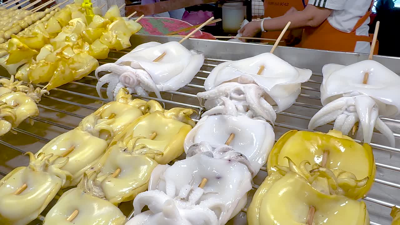 calamares a la parrilla en el mercado de khlong lat mayom