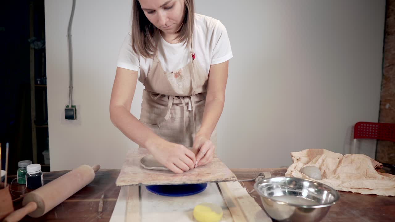 mujer creando cerámica en una rueda
