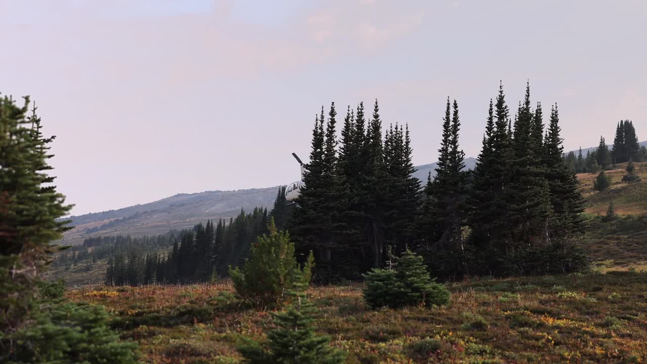 helicóptero privado modelo robinson r44 volando lejos del aeropuerto cámara lenta