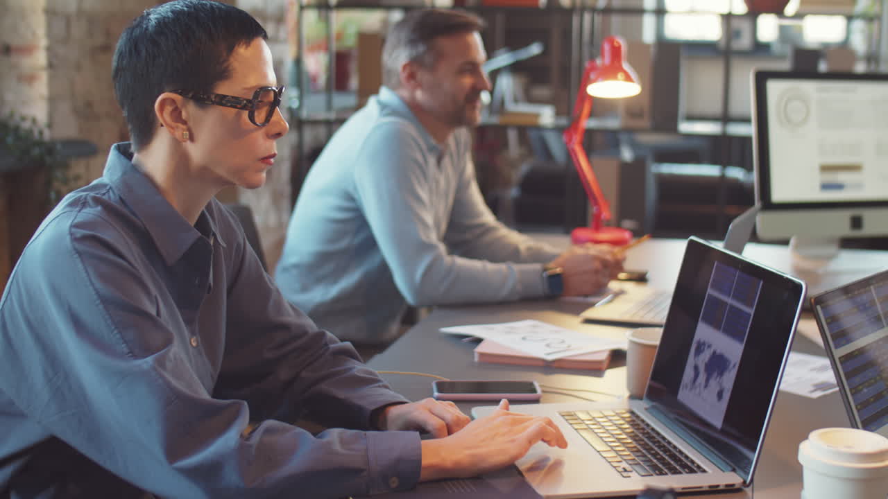 equipo de negocios trabajando en una oficina moderna