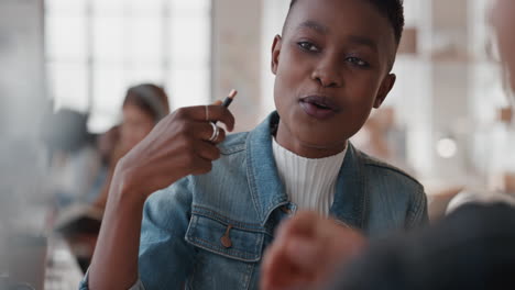 Hermosa-Mujer-De-Negocios-Afroamericana-Colega-De-Capacitación-Apuntando-A-Compartir-Ideas-En-Pantalla-Dando-Retroalimentación-Disfrutando-Del-Trabajo-En-Equipo-Creativo-En-El-Lugar-De-Trabajo-De-Oficina