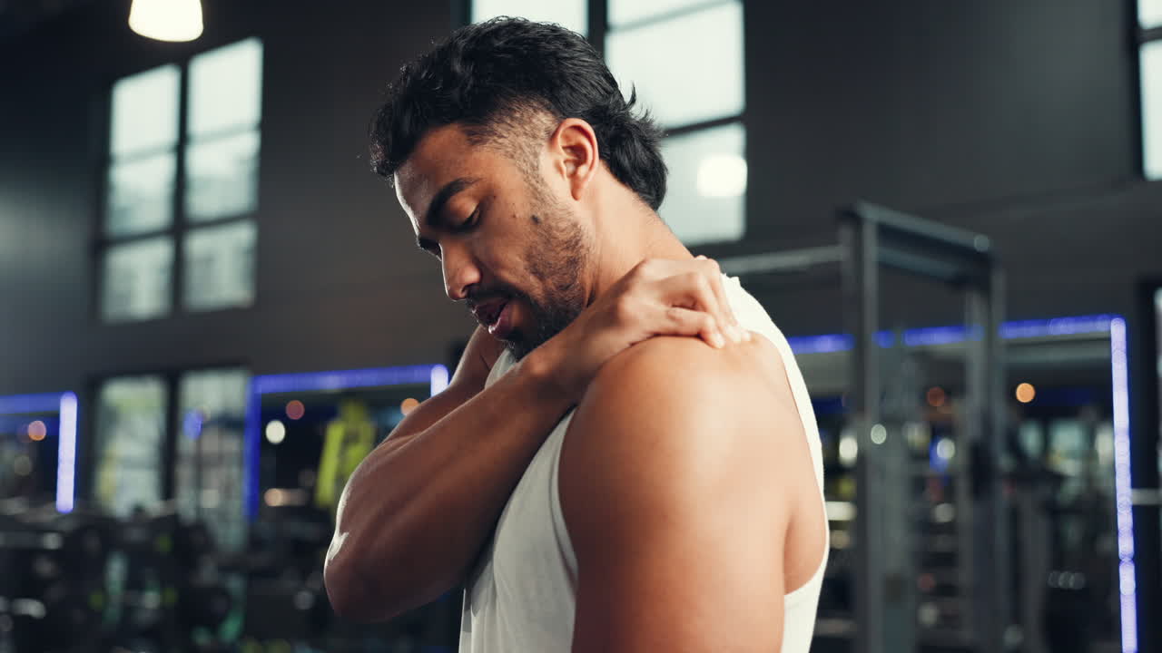 Man experiencing shoulder pain during workout
