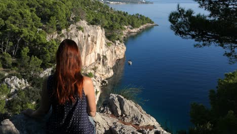 Schöne-Frau-Mit-Atemberaubendem-Blick-Auf-Die-Berge-Und-Das-Meer-Von-Oben,-Mittelmeer