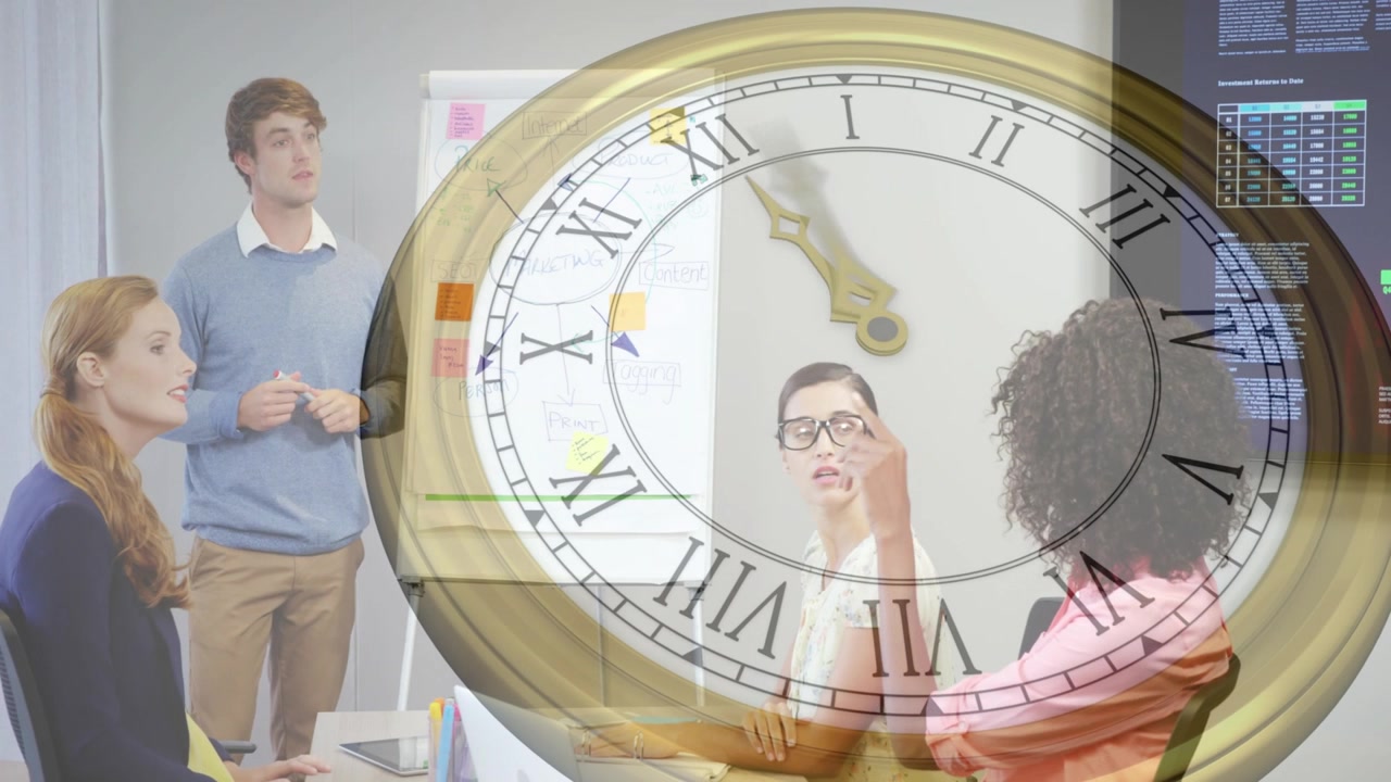 Presentatore che avvia una sincronizzazione aziendale indicando gli appunti, mentre il team digita e una sovrapposizione di orologio segna la scadenza
