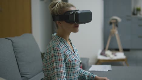 Young-woman-in-VR-headset