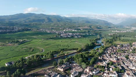 pueblo y campos en shaxi, yunnan, china.