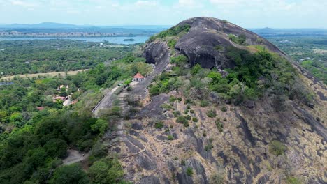 Drone-Aéreo-Paisaje-De-Sagrado-Religioso-Cueva-Real-Palacio-Templo-Dorado-De-Dambulla-Rangiri-Sri-Lanka-Filosofía-Budista-Santuario-Espiritual-Asia