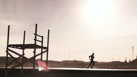 hombre corriendo en la playa