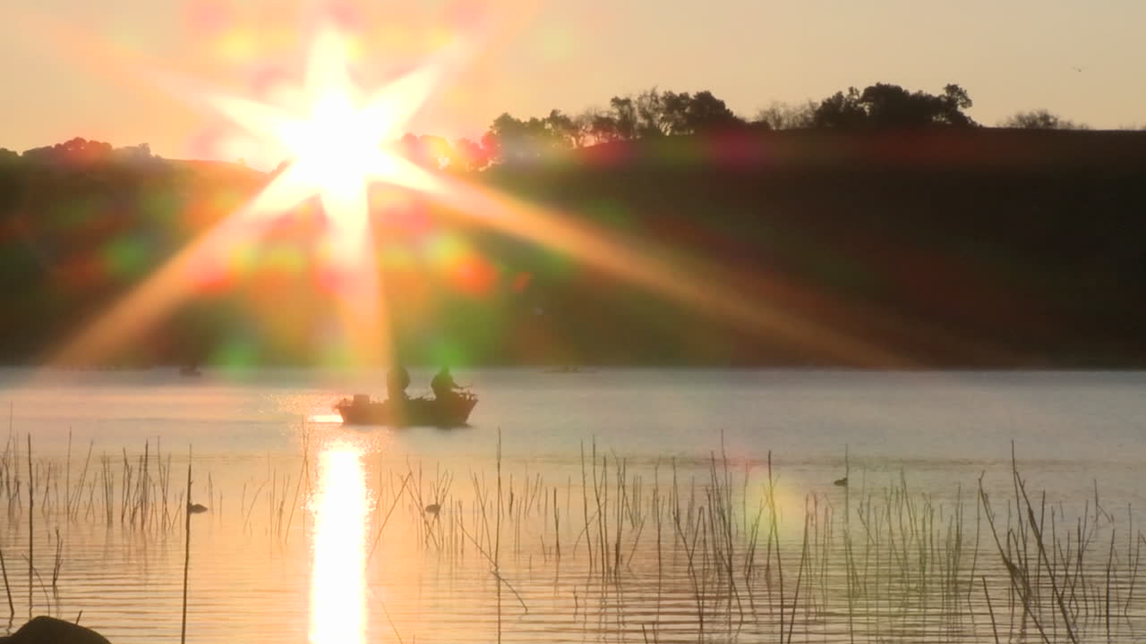 오크 뷰 캘리포니아에 있는 레이크 카시타스 레크리에이션 지역에서 일출 시 낚시 보트