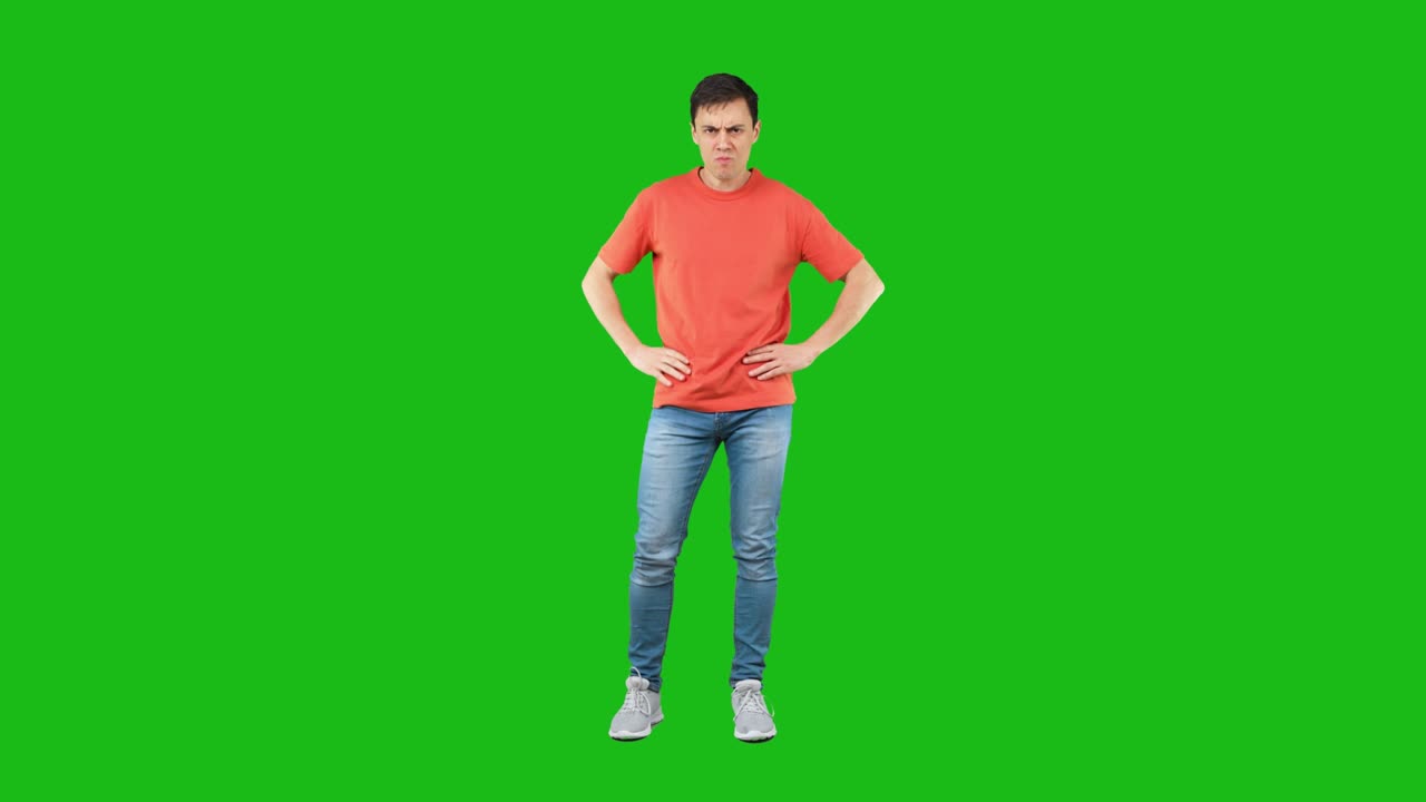 스튜디오에서 허리 위에 손을 고 서 있는 짜증나는 남성