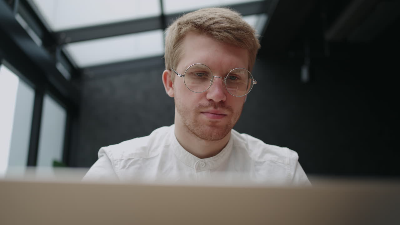 он специалист или системный администратор работает с ноутбуком в офисе, регулируя сеть для компании