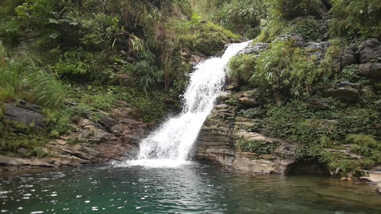 pequeño e impresionante arroyo de cascada vietnamita en un entorno selvático vibrante