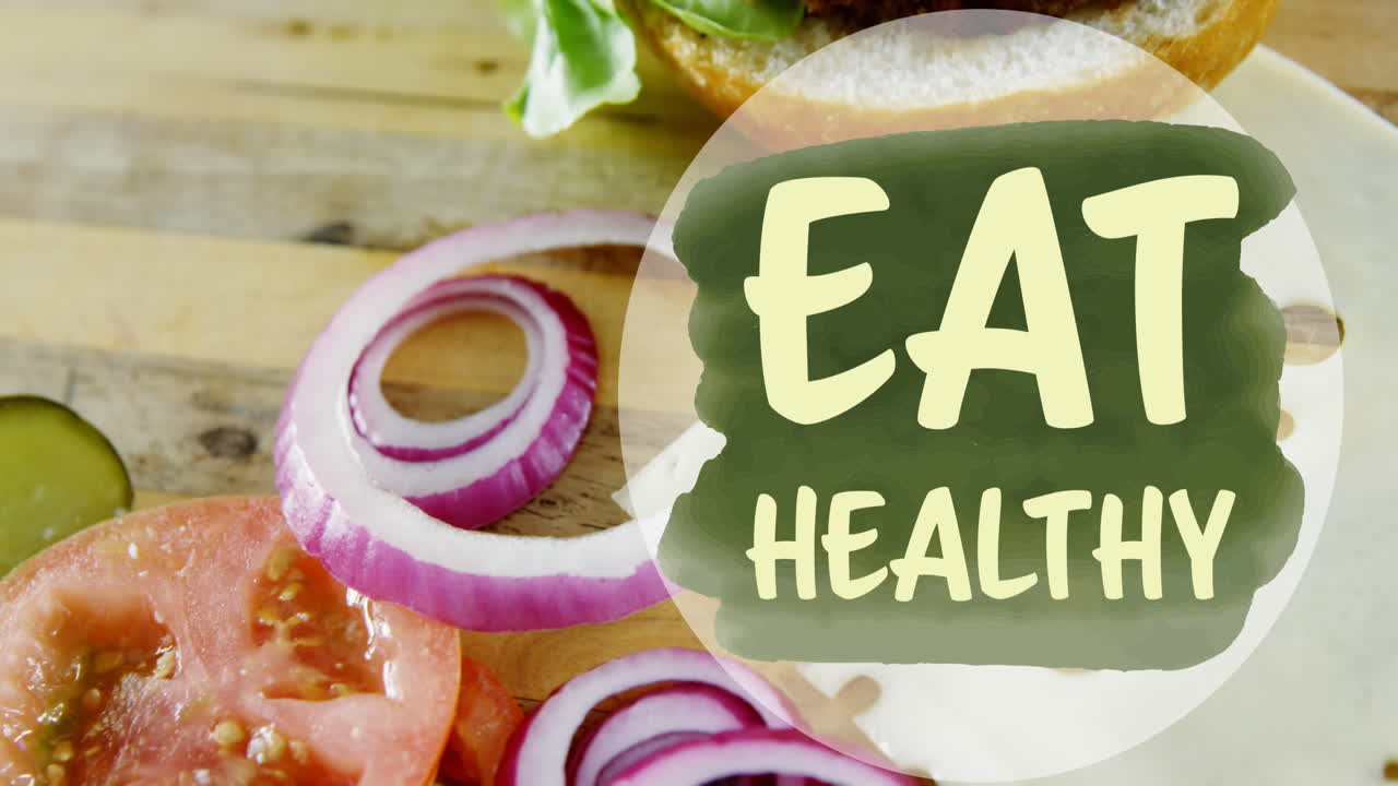 animación de comer texto saludable sobre hamburguesa y verduras en rodajas en el mostrador de la cocina