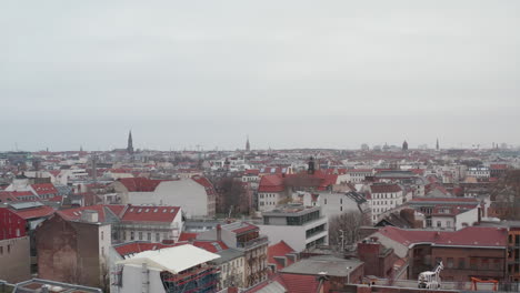 Antenne:-Langsamer-Flug-über-Leeres-Berliner-Viertel-Mit-Dächern-Während-Coronavirus-Covid-19-An-Bewölktem-Tag