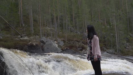 Mädchen-Steht-Neben-Einem-Fließenden-Fluss