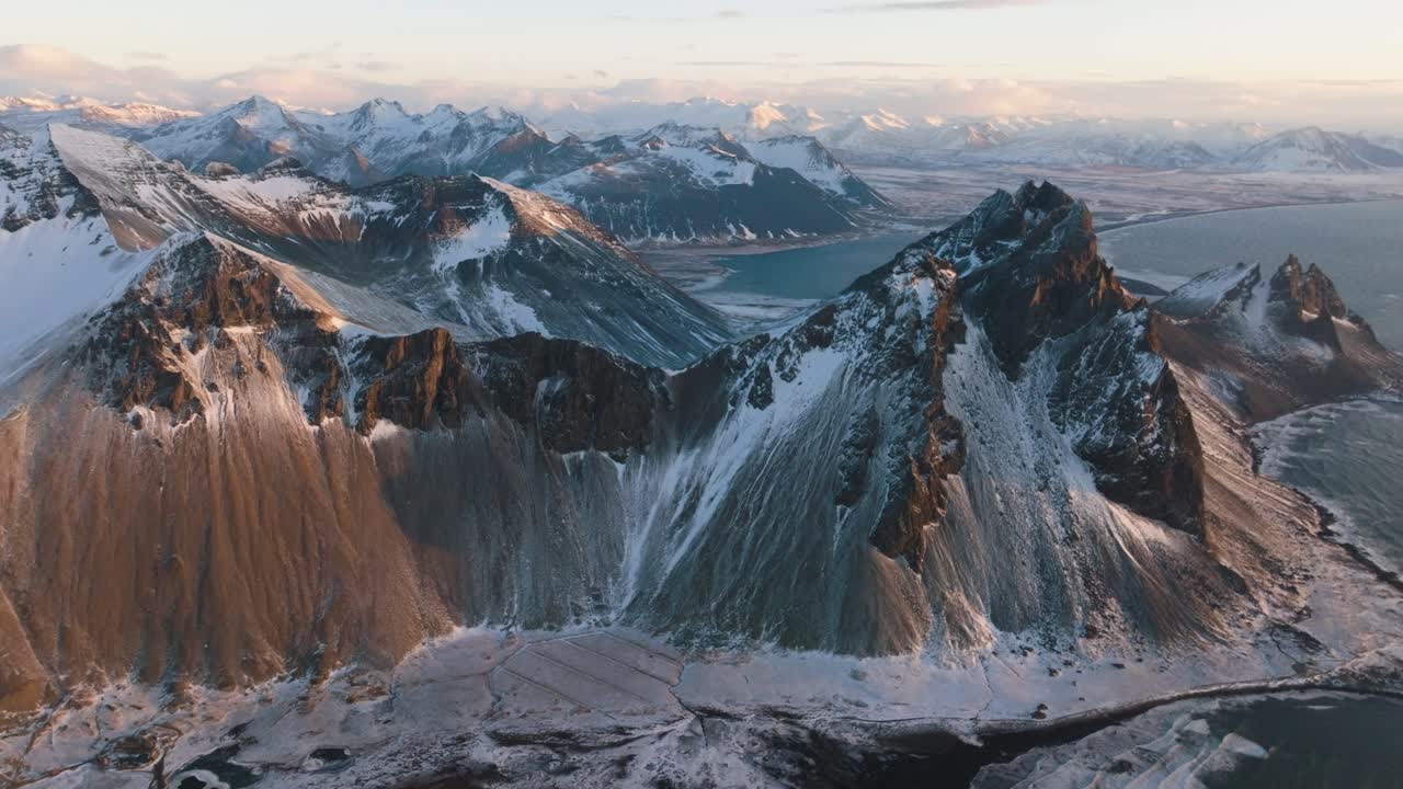 Vista aerea sulla montagna innevata di Vestrahorn, sera soleggiata a Stokksnes, Islanda