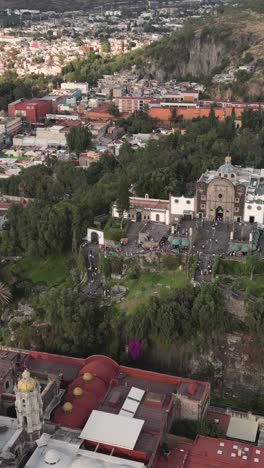 los alrededores de la basílica de guadalupe, en modo vertical