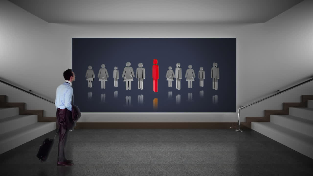 hombre de negocios caminando y mirando la pantalla digital