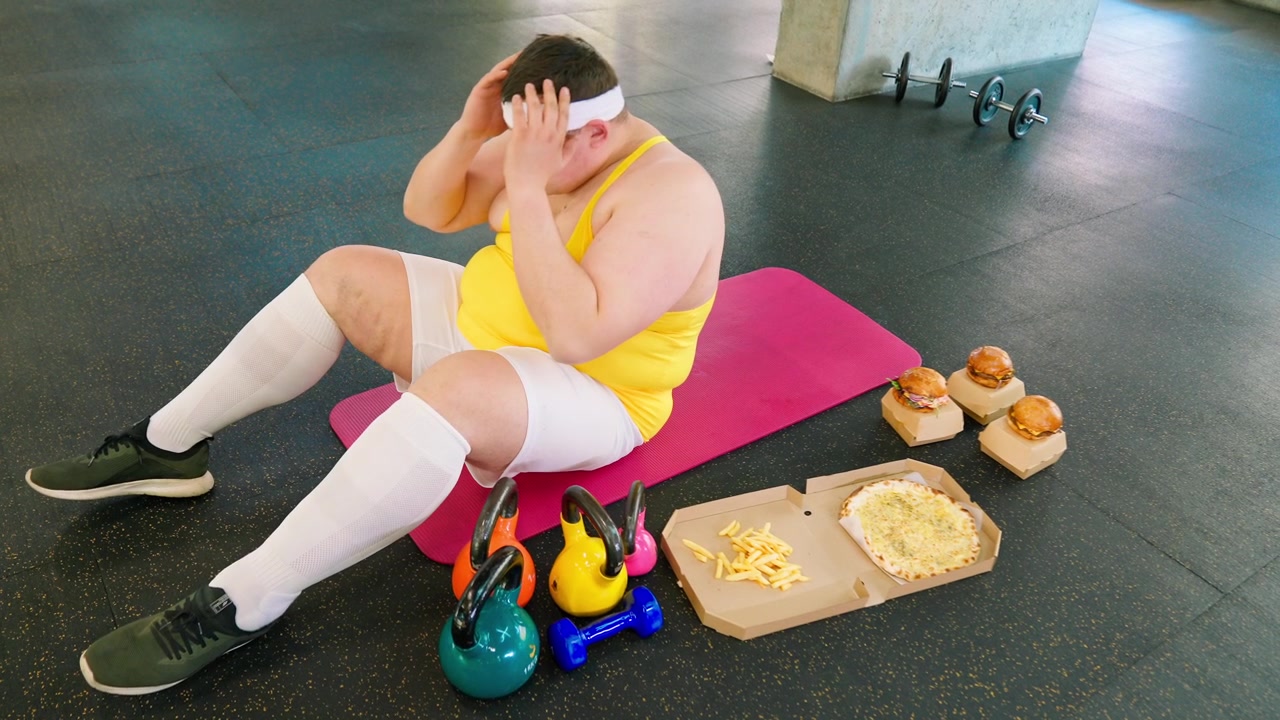 Uomo in sovrappeso che fatica con gli addominali mentre è tentato dal fast food