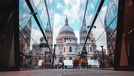 Zeitraffer-Der-St.-Pauls-Cathedral-Aus-Einer-Neuen-Veränderung,-Wolkige-Reflexionen,-Covid-19