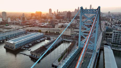 métro de banlieue et circulation sur le pont ben franklin au coucher du soleil