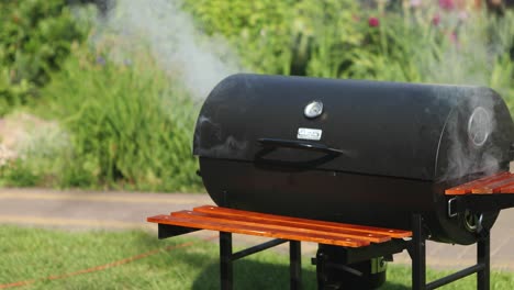 parrilla de barbacoa fumando en el jardín