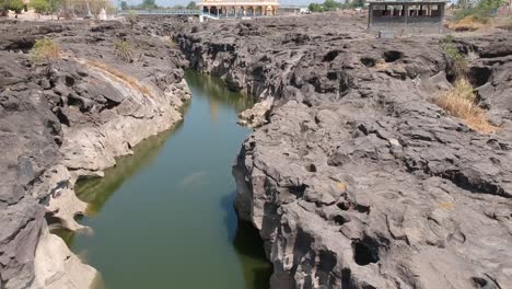 Drohnenaufnahmen-Aus-Der-Luft-Eines-Flusses-Mit-Schlaglöchern---In-Nighoj-In-Der-Nähe-Von-Pune-Und-Berühmt-Für-Die-Natürlich-Entstandenen-Schlaglöcher-Im-Flussbett-Des-Kukadi-Flusses